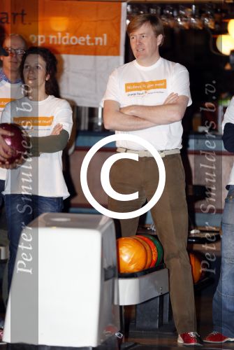 Utrecht 15 maart 2013
Prins van Oranje en Prinses Mï¿½xima gingen vanmorgen bowlen met bezoekers en vrijwilligers van het Catharijnehuis, Stichting Dagopvang Utrecht. Het Catharijnehuis biedt een ontmoetingsplaats voor dak- en thuislozen. Hier kunnen zij, met behulp van persoonlijke en praktische ondersteuning, in dagelijkse levensbehoeften voorzien en ingangen voor verdere hulpverlening vinden. De dienstverlening wordt voornamelijk geleverd door vrijwilligers.
Peter Smulders bv