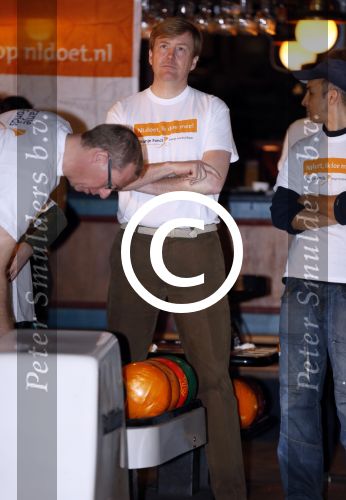 Utrecht 15 maart 2013
Prins van Oranje en Prinses Mï¿½xima gingen vanmorgen bowlen met bezoekers en vrijwilligers van het Catharijnehuis, Stichting Dagopvang Utrecht. Het Catharijnehuis biedt een ontmoetingsplaats voor dak- en thuislozen. Hier kunnen zij, met behulp van persoonlijke en praktische ondersteuning, in dagelijkse levensbehoeften voorzien en ingangen voor verdere hulpverlening vinden. De dienstverlening wordt voornamelijk geleverd door vrijwilligers.
Peter Smulders bv
