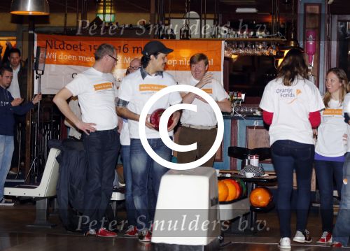 Utrecht 15 maart 2013
Prins van Oranje en Prinses Mï¿½xima gingen vanmorgen bowlen met bezoekers en vrijwilligers van het Catharijnehuis, Stichting Dagopvang Utrecht. Het Catharijnehuis biedt een ontmoetingsplaats voor dak- en thuislozen. Hier kunnen zij, met behulp van persoonlijke en praktische ondersteuning, in dagelijkse levensbehoeften voorzien en ingangen voor verdere hulpverlening vinden. De dienstverlening wordt voornamelijk geleverd door vrijwilligers.
Peter Smulders bv