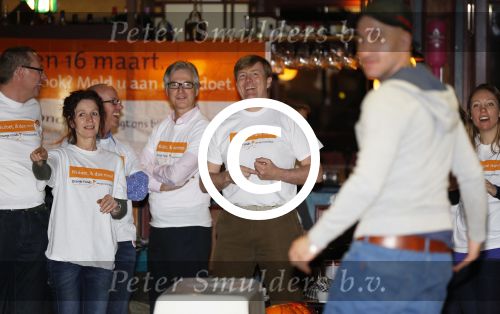 Utrecht 15 maart 2013
Prins van Oranje en Prinses Mï¿½xima gingen vanmorgen bowlen met bezoekers en vrijwilligers van het Catharijnehuis, Stichting Dagopvang Utrecht. Het Catharijnehuis biedt een ontmoetingsplaats voor dak- en thuislozen. Hier kunnen zij, met behulp van persoonlijke en praktische ondersteuning, in dagelijkse levensbehoeften voorzien en ingangen voor verdere hulpverlening vinden. De dienstverlening wordt voornamelijk geleverd door vrijwilligers.
Peter Smulders bv