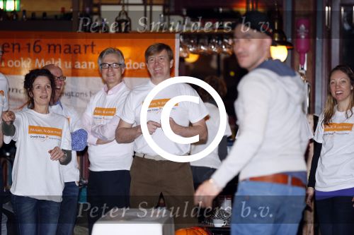 Utrecht 15 maart 2013
Prins van Oranje en Prinses Mï¿½xima gingen vanmorgen bowlen met bezoekers en vrijwilligers van het Catharijnehuis, Stichting Dagopvang Utrecht. Het Catharijnehuis biedt een ontmoetingsplaats voor dak- en thuislozen. Hier kunnen zij, met behulp van persoonlijke en praktische ondersteuning, in dagelijkse levensbehoeften voorzien en ingangen voor verdere hulpverlening vinden. De dienstverlening wordt voornamelijk geleverd door vrijwilligers.
Peter Smulders bv