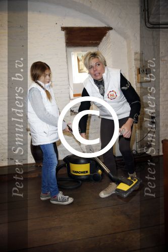 Bergen op zoom 16 maart 2013
Prinses Laurentien helpt mee met de grote schoonmaak in Museum De Gevangenpoort. De prinses en haar man prins Constantijn verrichten samen met hun kinderen  Eloise en Claus Cazimir de schoonmaakwerkzaamheden in het kader van de vrijwilligersactie NLdoet.
Peter Smulders bv