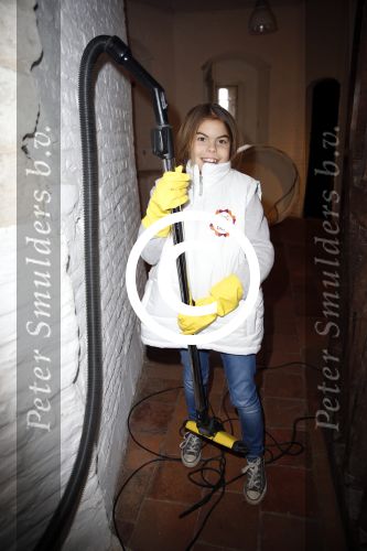 Bergen op zoom 16 maart 2013
Prinses Laurentien helpt mee met de grote schoonmaak in Museum De Gevangenpoort. De prinses en haar man prins Constantijn verrichten samen met hun kinderen  Eloise en Claus Cazimir de schoonmaakwerkzaamheden in het kader van de vrijwilligersactie NLdoet.
Peter Smulders bv