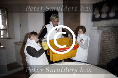 Bergen op zoom 16 maart 2013
Prinses Laurentien helpt mee met de grote schoonmaak in Museum De Gevangenpoort. De prinses en haar man prins Constantijn verrichten samen met hun kinderen  Eloise en Claus Cazimir de schoonmaakwerkzaamheden in het kader van de vrijwilligersactie NLdoet.
Peter Smulders bv