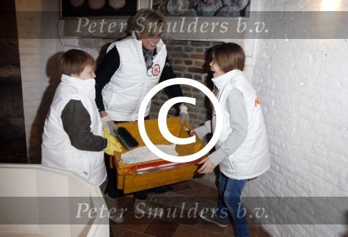 Bergen op zoom 16 maart 2013
Prinses Laurentien helpt mee met de grote schoonmaak in Museum De Gevangenpoort. De prinses en haar man prins Constantijn verrichten samen met hun kinderen  Eloise en Claus Cazimir de schoonmaakwerkzaamheden in het kader van de vrijwilligersactie NLdoet.
Peter Smulders bv