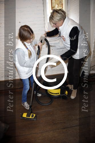 Bergen op zoom 16 maart 2013
Prinses Laurentien helpt mee met de grote schoonmaak in Museum De Gevangenpoort. De prinses en haar man prins Constantijn verrichten samen met hun kinderen  Eloise en Claus Cazimir de schoonmaakwerkzaamheden in het kader van de vrijwilligersactie NLdoet.
Peter Smulders bv