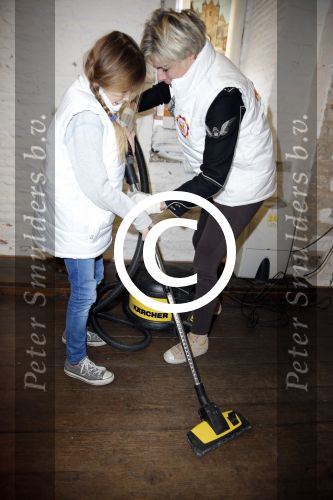 Bergen op zoom 16 maart 2013
Prinses Laurentien helpt mee met de grote schoonmaak in Museum De Gevangenpoort. De prinses en haar man prins Constantijn verrichten samen met hun kinderen  Eloise en Claus Cazimir de schoonmaakwerkzaamheden in het kader van de vrijwilligersactie NLdoet.
Peter Smulders bv