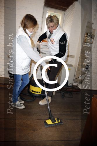 Bergen op zoom 16 maart 2013
Prinses Laurentien helpt mee met de grote schoonmaak in Museum De Gevangenpoort. De prinses en haar man prins Constantijn verrichten samen met hun kinderen  Eloise en Claus Cazimir de schoonmaakwerkzaamheden in het kader van de vrijwilligersactie NLdoet.
Peter Smulders bv
