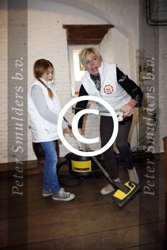 Bergen op zoom 16 maart 2013
Prinses Laurentien helpt mee met de grote schoonmaak in Museum De Gevangenpoort. De prinses en haar man prins Constantijn verrichten samen met hun kinderen  Eloise en Claus Cazimir de schoonmaakwerkzaamheden in het kader van de vrijwilligersactie NLdoet.
Peter Smulders bv