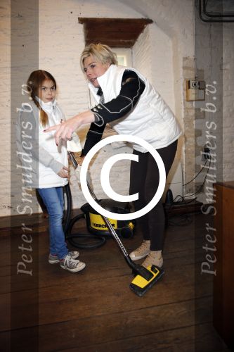 Bergen op zoom 16 maart 2013
Prinses Laurentien helpt mee met de grote schoonmaak in Museum De Gevangenpoort. De prinses en haar man prins Constantijn verrichten samen met hun kinderen  Eloise en Claus Cazimir de schoonmaakwerkzaamheden in het kader van de vrijwilligersactie NLdoet.
Peter Smulders bv