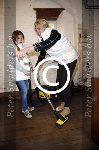 Bergen op zoom 16 maart 2013
Prinses Laurentien helpt mee met de grote schoonmaak in Museum De Gevangenpoort. De prinses en haar man prins Constantijn verrichten samen met hun kinderen  Eloise en Claus Cazimir de schoonmaakwerkzaamheden in het kader van de vrijwilligersactie NLdoet.
Peter Smulders bv