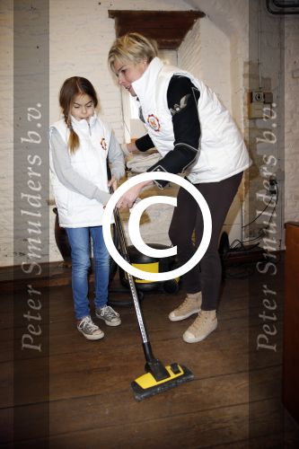 Bergen op zoom 16 maart 2013
Prinses Laurentien helpt mee met de grote schoonmaak in Museum De Gevangenpoort. De prinses en haar man prins Constantijn verrichten samen met hun kinderen  Eloise en Claus Cazimir de schoonmaakwerkzaamheden in het kader van de vrijwilligersactie NLdoet.
Peter Smulders bv
