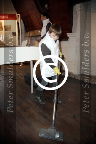 Bergen op zoom 16 maart 2013
Prinses Laurentien helpt mee met de grote schoonmaak in Museum De Gevangenpoort. De prinses en haar man prins Constantijn verrichten samen met hun kinderen  Eloise en Claus Cazimir de schoonmaakwerkzaamheden in het kader van de vrijwilligersactie NLdoet.
Peter Smulders bv