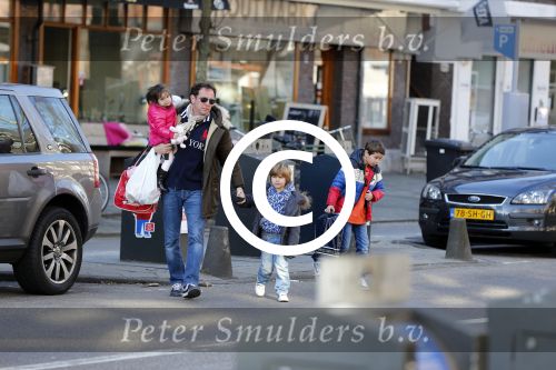 Amsterdam 12 maart 2013
Robert leroy met zijn kinderen op de scheldestraat.
Peter Smulders bv