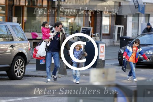 Amsterdam 12 maart 2013
Robert leroy met zijn kinderen op de scheldestraat.
Peter Smulders bv