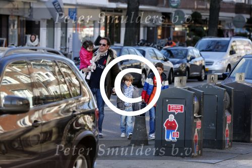 Amsterdam 12 maart 2013
Robert leroy met zijn kinderen op de scheldestraat.
Peter Smulders bv