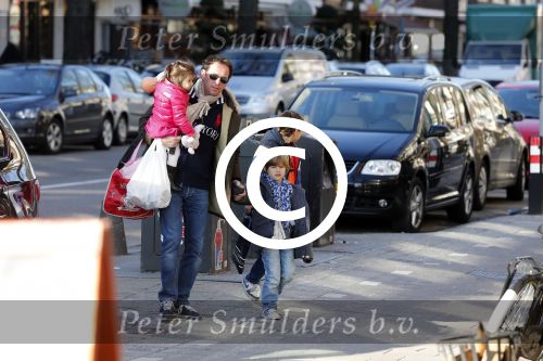 Amsterdam 12 maart 2013
Robert leroy met zijn kinderen op de scheldestraat.
Peter Smulders bv