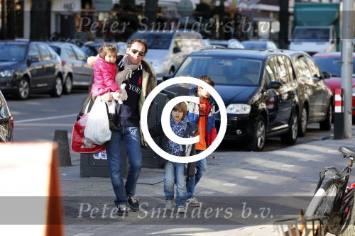 Amsterdam 12 maart 2013
Robert leroy met zijn kinderen op de scheldestraat.
Peter Smulders bv