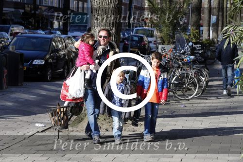Amsterdam 12 maart 2013
Robert leroy met zijn kinderen op de scheldestraat.
Peter Smulders bv