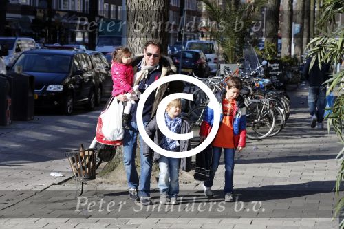 Amsterdam 12 maart 2013
Robert leroy met zijn kinderen op de scheldestraat.
Peter Smulders bv