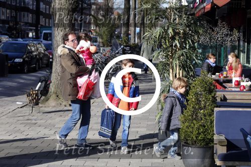 Amsterdam 12 maart 2013
Robert leroy met zijn kinderen op de scheldestraat.
Peter Smulders bv
