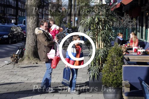 Amsterdam 12 maart 2013
Robert leroy met zijn kinderen op de scheldestraat.
Peter Smulders bv