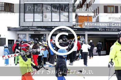 Lech/Zurs 18 en 19 februari 2013
Hotspots en winkels waar koningin Beatrix winkelt boodschappen doet en gaat eten/lunchen.
Peter Smulders bv