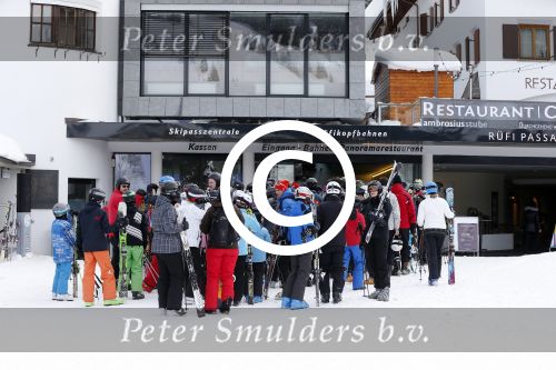 Lech/Zurs 18 en 19 februari 2013
Hotspots en winkels waar koningin Beatrix winkelt boodschappen doet en gaat eten/lunchen.
Peter Smulders bv