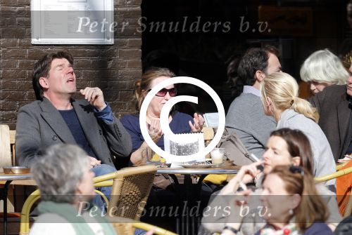 Amsterdam 5 maart 2013
Twan Huys met vrouw en een kennis op terras.
Peter Smulders bv