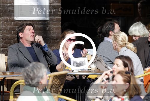 Amsterdam 5 maart 2013
Twan Huys met vrouw en een kennis op terras.
Peter Smulders bv
