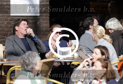 Amsterdam 5 maart 2013
Twan Huys met vrouw en een kennis op terras.
Peter Smulders bv