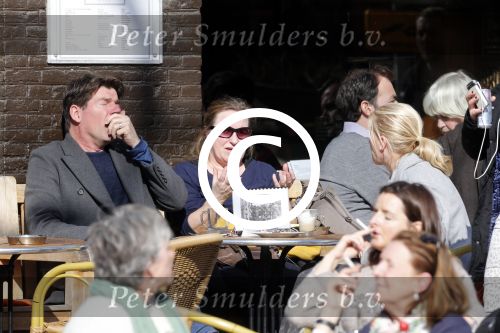 Amsterdam 5 maart 2013
Twan Huys met vrouw en een kennis op terras.
Peter Smulders bv