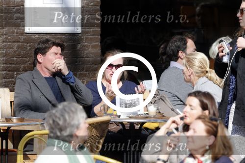Amsterdam 5 maart 2013
Twan Huys met vrouw en een kennis op terras.
Peter Smulders bv