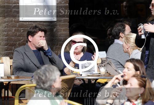 Amsterdam 5 maart 2013
Twan Huys met vrouw en een kennis op terras.
Peter Smulders bv