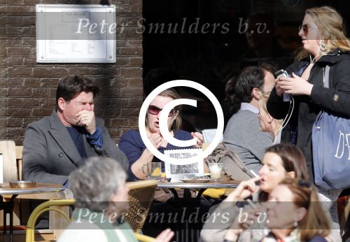 Amsterdam 5 maart 2013
Twan Huys met vrouw en een kennis op terras.
Peter Smulders bv