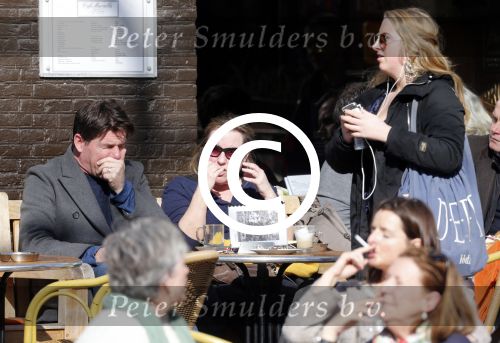 Amsterdam 5 maart 2013
Twan Huys met vrouw en een kennis op terras.
Peter Smulders bv