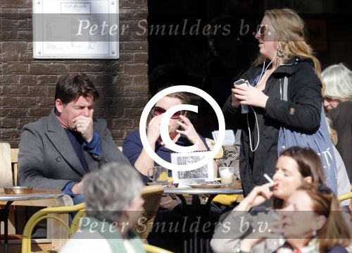 Amsterdam 5 maart 2013
Twan Huys met vrouw en een kennis op terras.
Peter Smulders bv