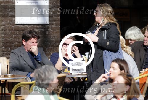 Amsterdam 5 maart 2013
Twan Huys met vrouw en een kennis op terras.
Peter Smulders bv