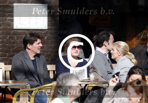 Amsterdam 5 maart 2013
Twan Huys met vrouw en een kennis op terras.
Peter Smulders bv
