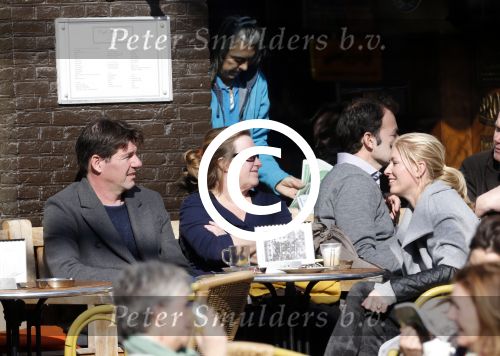 Amsterdam 5 maart 2013
Twan Huys met vrouw en een kennis op terras.
Peter Smulders bv