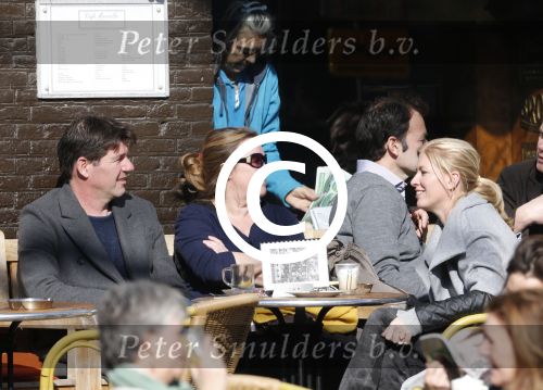 Amsterdam 5 maart 2013
Twan Huys met vrouw en een kennis op terras.
Peter Smulders bv
