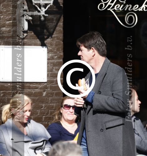 Amsterdam 5 maart 2013
Twan Huys met vrouw en een kennis op terras.
Peter Smulders bv