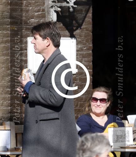 Amsterdam 5 maart 2013
Twan Huys met vrouw en een kennis op terras.
Peter Smulders bv
