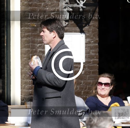 Amsterdam 5 maart 2013
Twan Huys met vrouw en een kennis op terras.
Peter Smulders bv