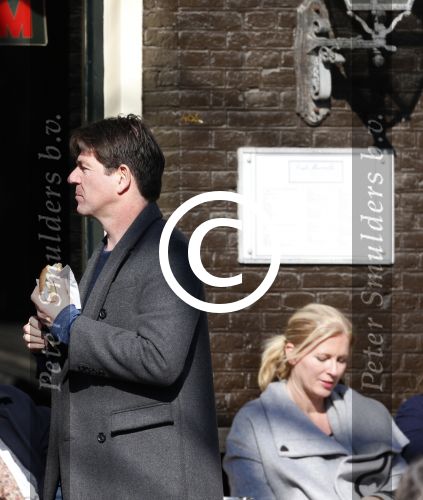 Amsterdam 5 maart 2013
Twan Huys met vrouw en een kennis op terras.
Peter Smulders bv