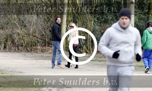 Amsterdam 17 maart 2013
Vivian Reijs en haar nieuwe vriend Hidde de Vries met de hond in het sarphatipark.
Peter Smulders bv
