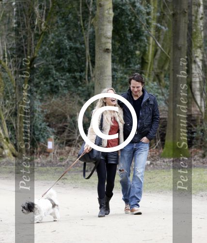 Amsterdam 17 maart 2013
Vivian Reijs en haar nieuwe vriend Hidde de Vries met de hond in het sarphatipark.
Peter Smulders bv