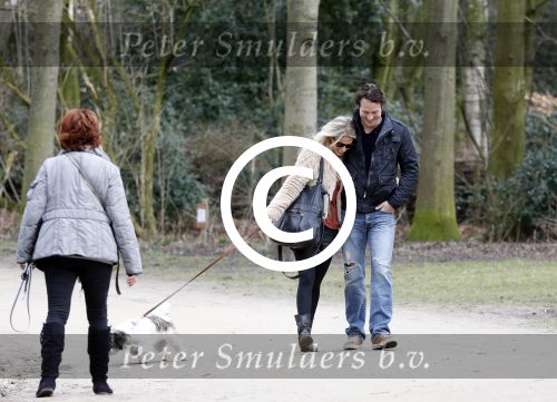 Amsterdam 17 maart 2013
Vivian Reijs en haar nieuwe vriend Hidde de Vries met de hond in het sarphatipark.
Peter Smulders bv