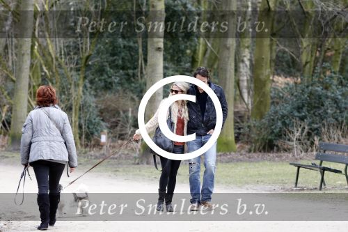 Amsterdam 17 maart 2013
Vivian Reijs en haar nieuwe vriend Hidde de Vries met de hond in het sarphatipark.
Peter Smulders bv
