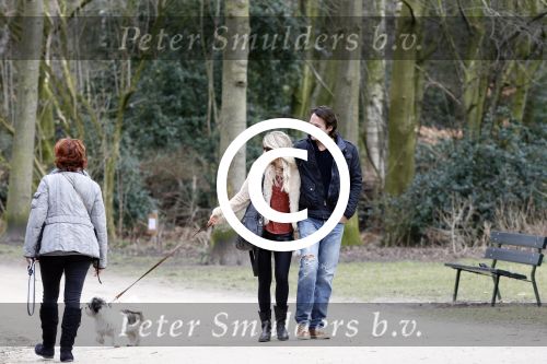 Amsterdam 17 maart 2013
Vivian Reijs en haar nieuwe vriend Hidde de Vries met de hond in het sarphatipark.
Peter Smulders bv